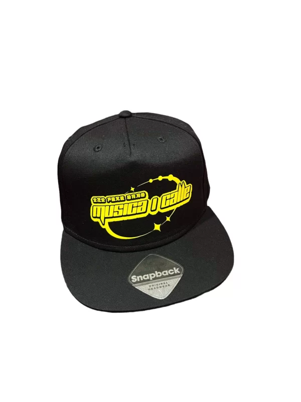 Gorra-visera-plana-color-negro-amarillo-unisex-estilo-streetwear-urbano-musica-i-calle-lilper
